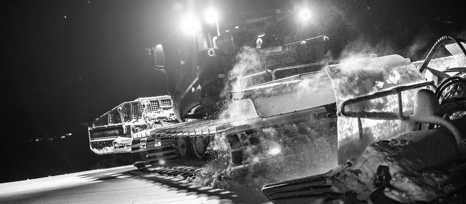 Engins de déneigement au travail de nuit